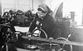 奧斯威辛集中營中法本公司工廠的女性，佩戴東方勞工胸章（摘自納粹德國）