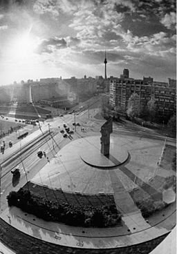 Bundesarchiv Bild 183-1988-1104-024, Berlin, Leninplatz