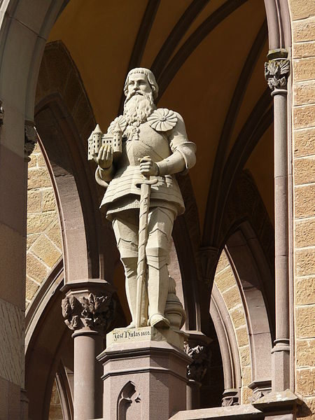 File:Burg Hohenzollern Statue Jobst Nikolaus I.JPG