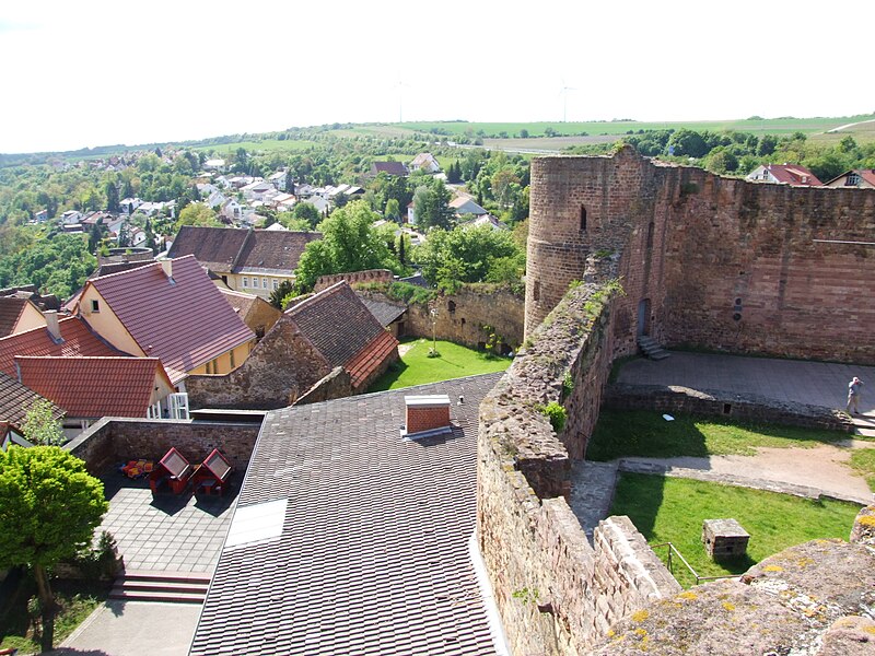 File:Burg Neuleiningen, Blick nach Südosten.JPG