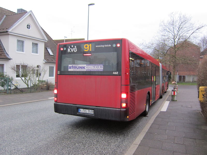 File:Bus 91 Friedrichsort an der Haltestelle Holtenau Schule.jpg