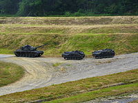 登坡行駛石礫不整路面的兩輛CM-21A裝甲運兵車與M60A3 TTS戰車。