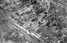 Aerial view of Gambir Station in 1940 COLLECTIE TROPENMUSEUM Batavia Koningsplein met station TMnr 10014896.jpg