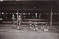 Danseressen aan het hof van de Sultan van Jogjakarta. Collotype print. Uit het boek van Isaäc Groneman In den Kedaton te Jogjakarta