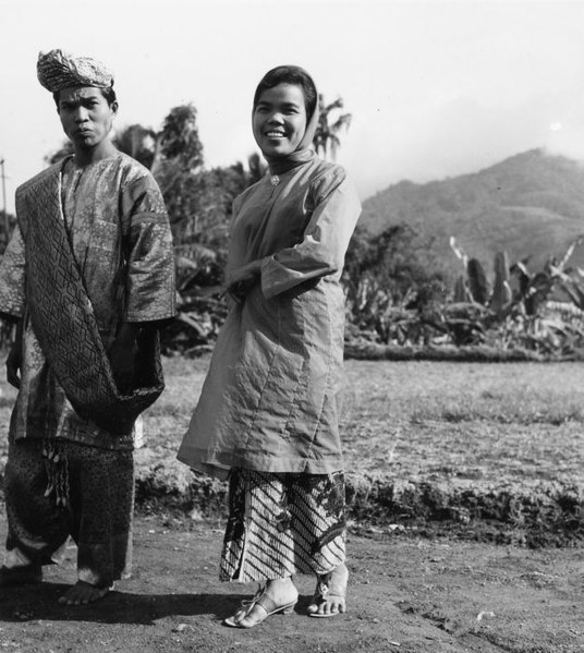 File:COLLECTIE TROPENMUSEUM Studenten van de Akademi Seni Karawitan Indonesia in traditionele kledij TMnr 20000186.jpg