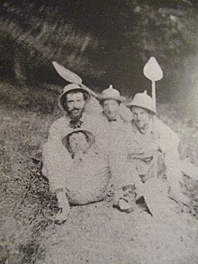 Caillebotte (à droite) avec ses amis canotiers à Yerres, été 1877 ou 1878[58].