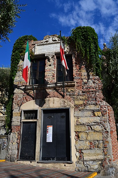 How to get to Casa Di Cristoforo Colombo with public transit - About the place