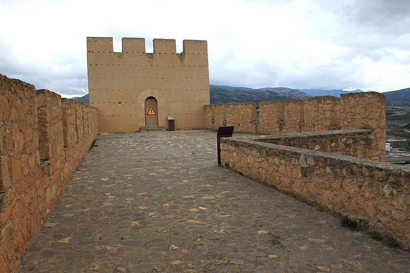 File:Castillo de Sax torre 2.jpg