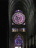 Fensterrosen der West­fas­sade, nach 1252, Ver­glas­ung über­schreitet die Rund­formen → Gothique rayonnant