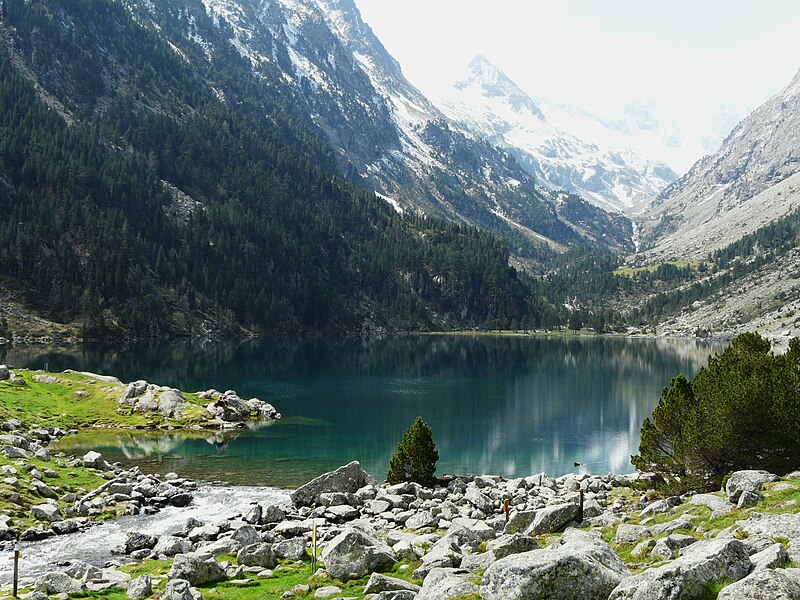 File:Cauterets lac et gave Gaube (1).JPG