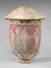 La mariée et ses servantes. Vase funéraire[N 13]. Centuripe IIIe – IIe siècle. H. 39 cm. Décor polychrome peint après cuisson. Met