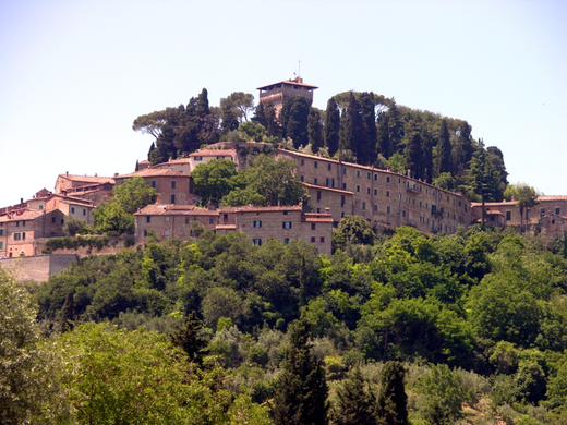 The Rocca of Cetona (province of Siena) dominates its village. Cetona (SI).png