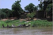 Photo de deux pirogues au bord d'un fleuve