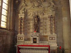 Chapelle de saint Sébastien. Retable et autel en pierre de style classique, avec colonnes de type ionique, décorations en marbre, et statue de saint Sébastien[MH 18] derrière le tabernacle. Il y a aussi des traces d'ancienne décoration par dorure.