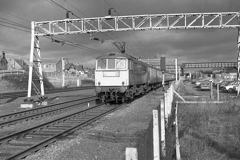 File:Class 86 86242, Leighton Buzzard, 4 February 1981.jpg