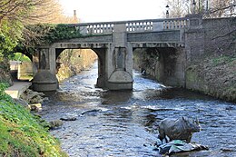 Classon's Bridge von stromaufwärts am linken Ufer gesehen