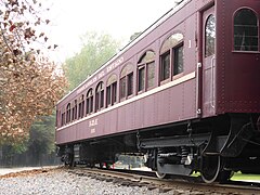 Coche de viajeros, de bogies, fabricado en el año 1923 por Linke Hofmann (LHL), en Breslavia (entonces Alemania, hoy Polonia). Matrícula I-202 de Ferrocarriles del Estado.