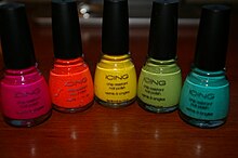 Vijf flessen kleurrijke nagellak