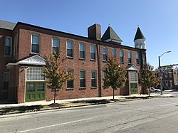 Columbus Sekolah Apartments di sudut E. North Avenue dan N. Washington Street di South Clifton Park, Baltimore