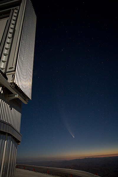 File:Comet McNaught and NTT dome - Img 5357.jpg