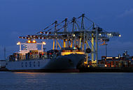 Containerschiff im Hamburger Hafen.jpg