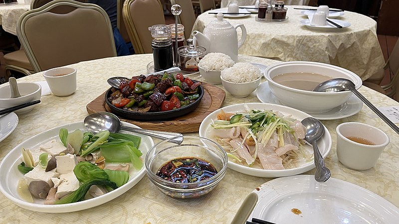 File:Cooked geoduck (right) at a Chinese restaurant in Sunnyvale.jpg