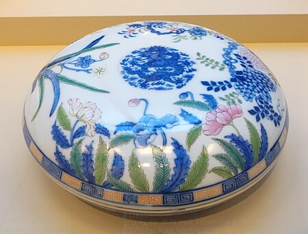 Tập_tin:Covered_box_with_flowers,_China,_Jingdezhen,_Jiangxi_province,_Qing_dynasty,_Qianlong_emperor,_porcelain_with_doucai_-_Asian_Art_Museum_of_San_Francisco_-_DSC01405.JPG