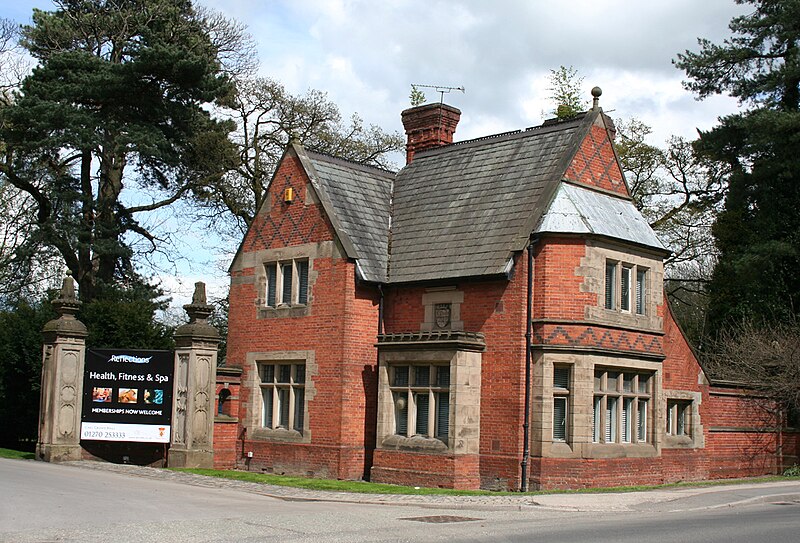 File:Crewe Hall Gatelodge (Weston Rd).jpg