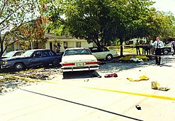 Rikospaikkakuva FBI:n Miamin ammuskelusta, jossa näkyy epäiltyjen ja agenttien ajoneuvot ja taistelujätteet.  Kuva: Miami-Dade PD.jpg