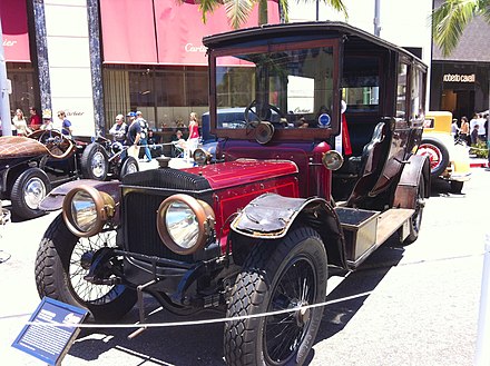 1910 Daimler 57 hp[note 1] limousine, an official state car for King George V