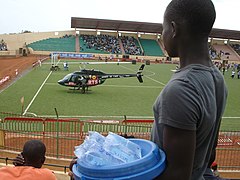 Français : La Radio-télévision sénégalaise (RTS) avec un hélicoptère militaire sur le stade Demba Diop de Dakar à l'occasion d'un combat de lutte sénégalaise