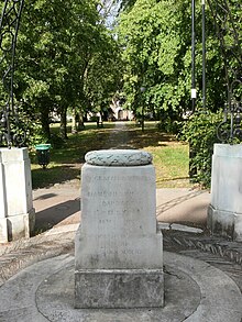Мемориал Генриетты Барнетт, Хампстед-Гарден, Лондон NW11
