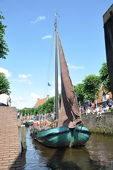 File:De TWEE GEZUSTERS uit 1897 bij de reunie 2012 van de LVBHB in Hasselt (03).jpg