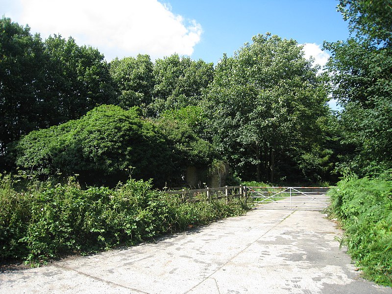 File:Derelict gatehouse off Hythe Road - geograph.org.uk - 1978044.jpg