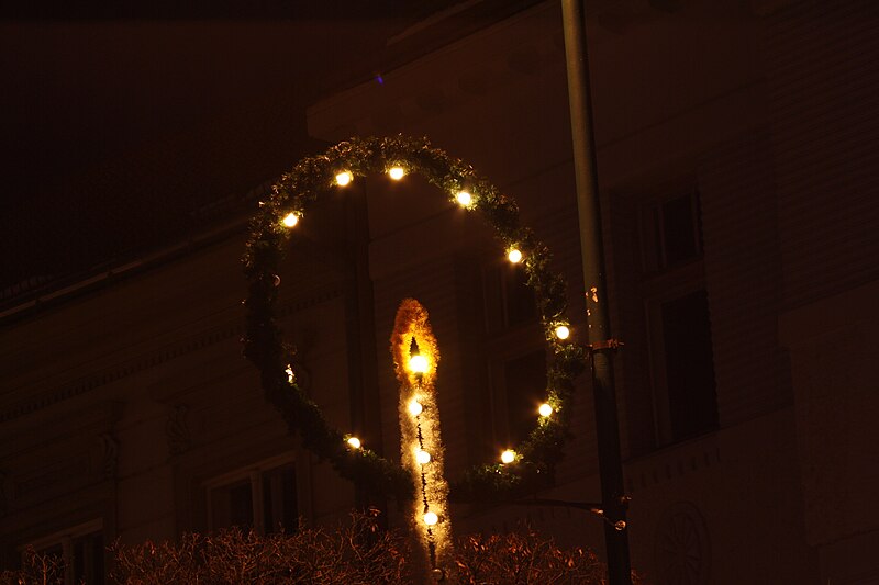 File:Detail of candle of Christmas lighting at Karlovo náměstí in Třebíč, Třebíč District.jpg