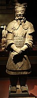 Dinastia qin, generale in armatura, dal sito del mausoleo di xi'an, 221-206 ac. 01.jpg