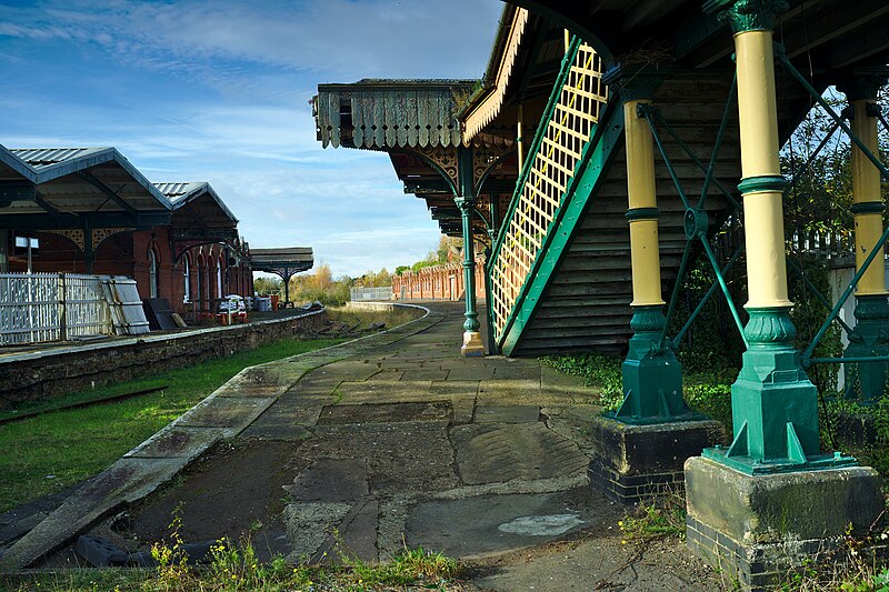File:Disused platforms at March station.jpg