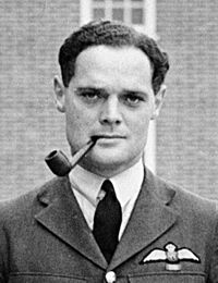 Douglas Bader jako Squadron Leader, okolo r. 1940