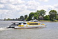 Nederlands: Waterbus VLIJ in de opvaart draait van de Nieuwe Maas de Noord in