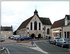 L'église Saint-Pierre depuis la Rue Charles de Gaulle.