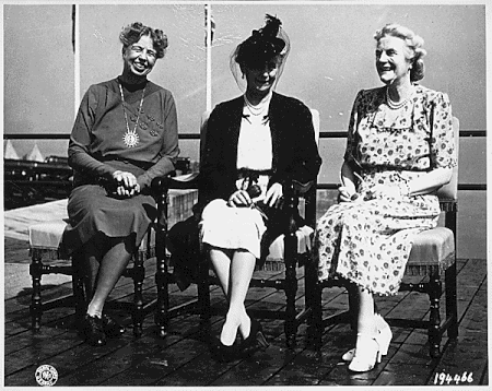 ไฟล์:Eleanor Roosevelt in Canada 1944.gif