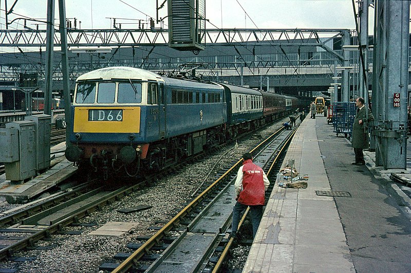 File:Electric hauled train at Euston, 1966, geograph 6436599 by Alan Murray Rust.jpg