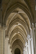 Cross-ribbed vaults in a side nave.