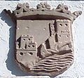 Escudo de la ciudad tallado en piedra en la Fuente de Reding