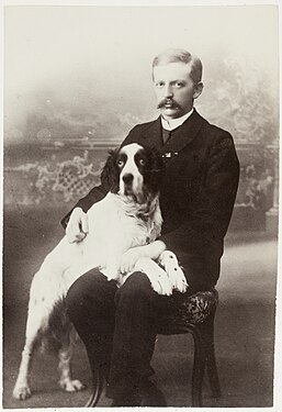 Schauman with his hunting dog Lucas, who was a gift from the family of agrarian official Georg Borgström; this photograph is one of the last ones taken of Schauman.[5]