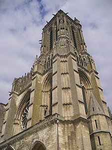 La tour de la cathédrale de Soissons est à peu près de même hauteur que les deux tours de façade de Notre-Dame de Paris.