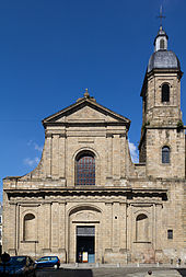 Photographie de la façade de l’église et de la tour qui lui est accolée au nord.