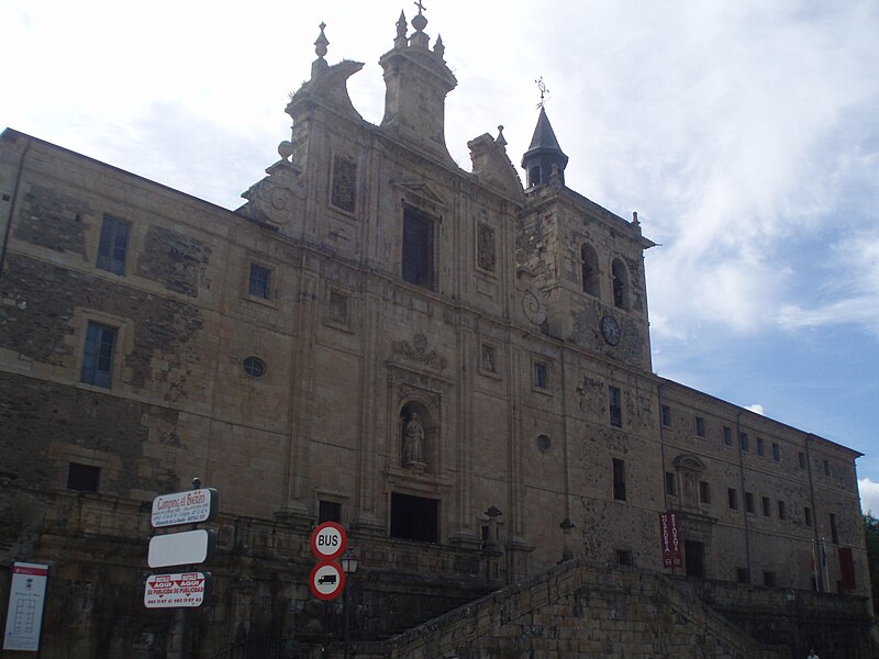 File:Fachada principal de la iglesia de San Nicolás el Real de Villafranca del Bierzo.JPG