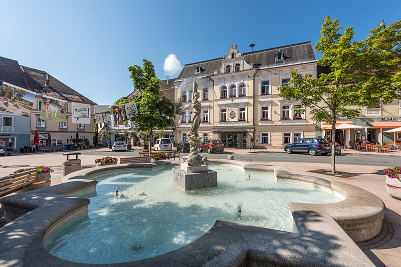 File:Feldkirchen Hauptplatz Nymphenbrunnen und Rathaus 04062018 3563.jpg