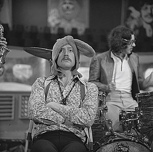 Vivian Stanshall & Larry Smith in The Bonzo Dog Band (1968)